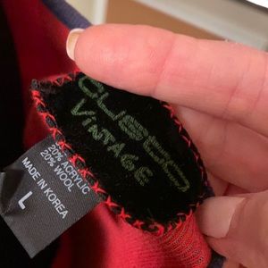 Runs slim on the arms super cute vintage top